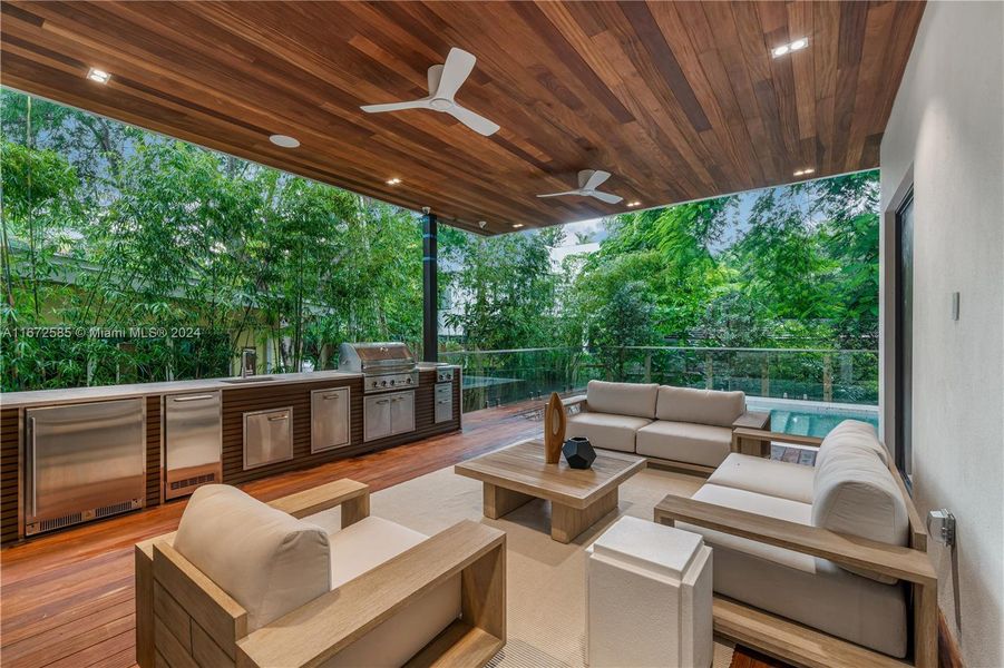 Amazing patio with full kitchen for entertaining!