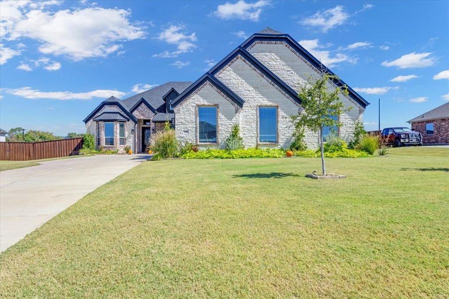 View of front of home featuring a front yard