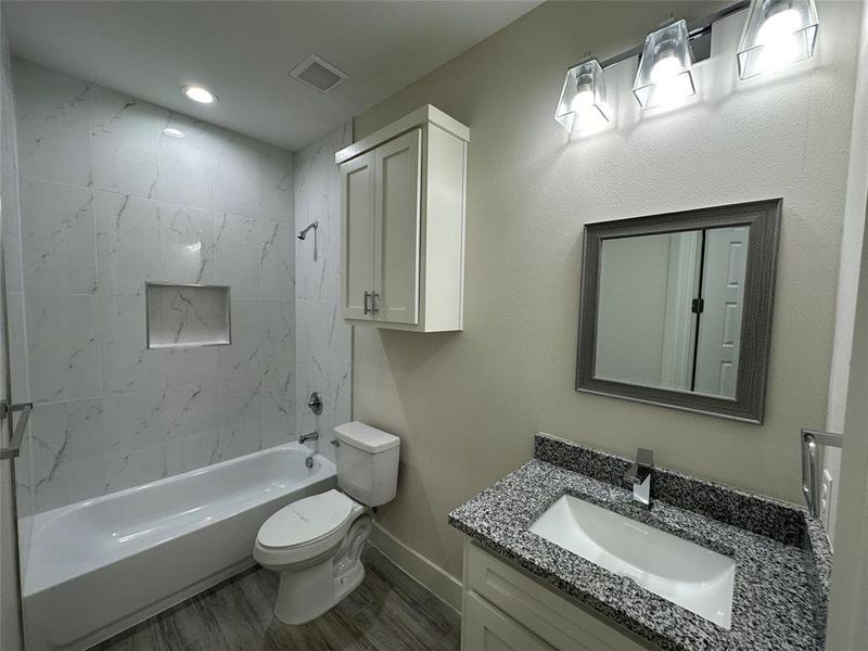 Common full bathroom for two interior rooms
