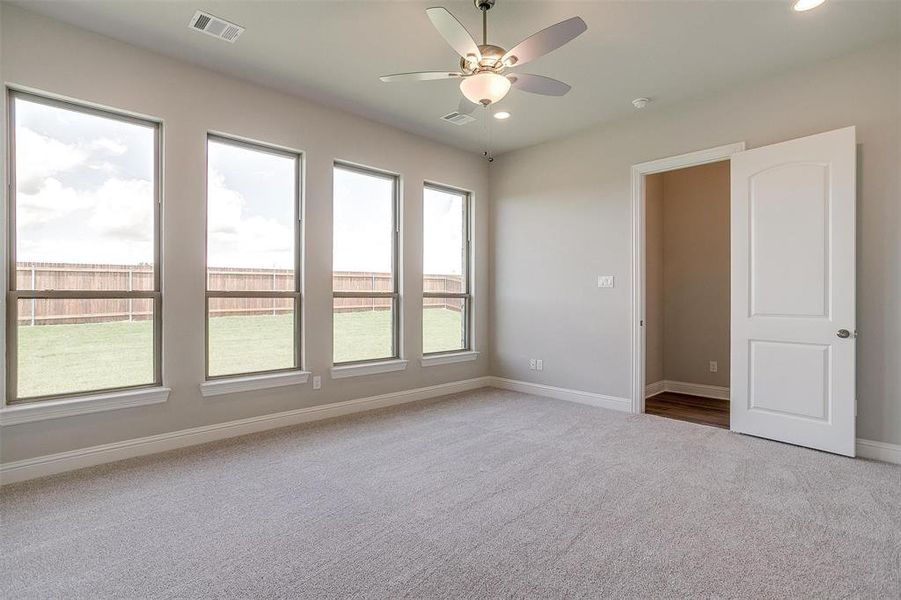 Unfurnished room with carpet and ceiling fan