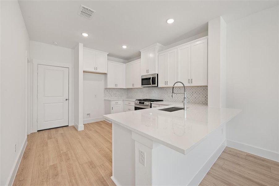 This modern dream kitchen is packed with space and style!