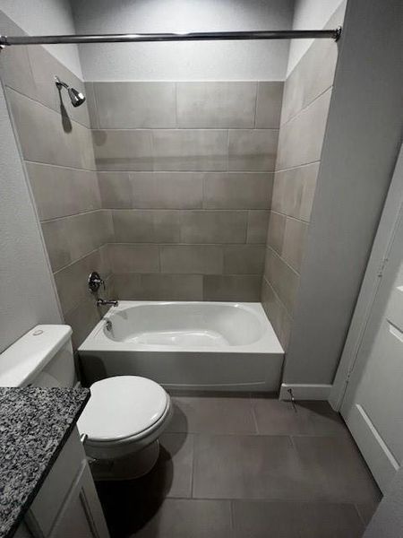 Secondary bath with shower-tub combo