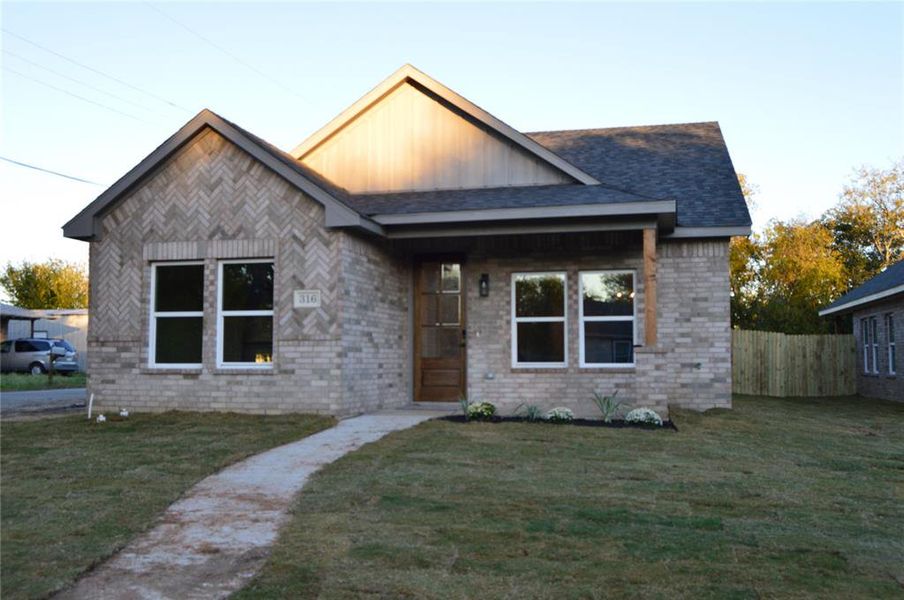 View of front of property featuring a front yard