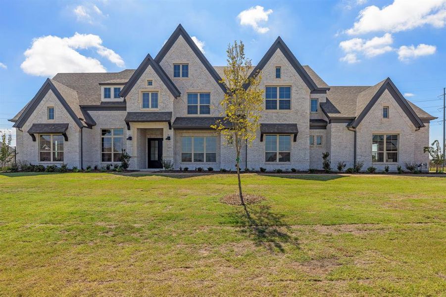 View of front of property featuring a front lawn