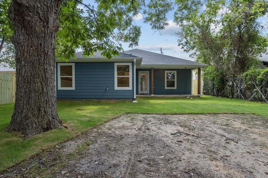 Ranch-style house with a front yard