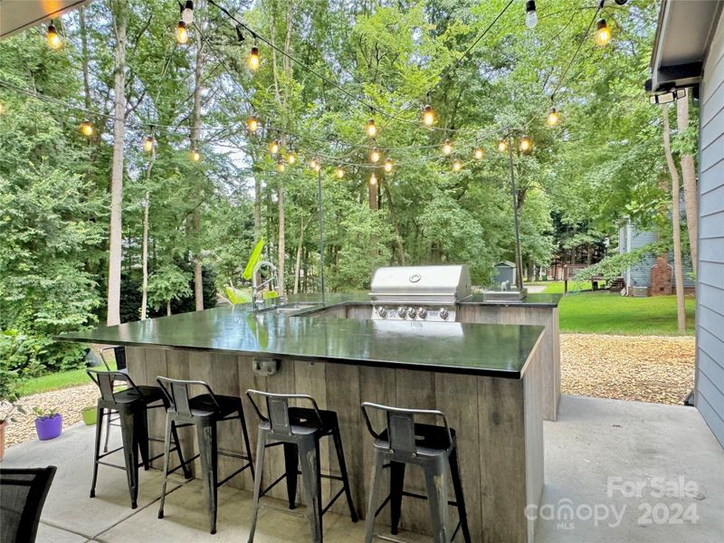 OUTDOOR KITCHEN