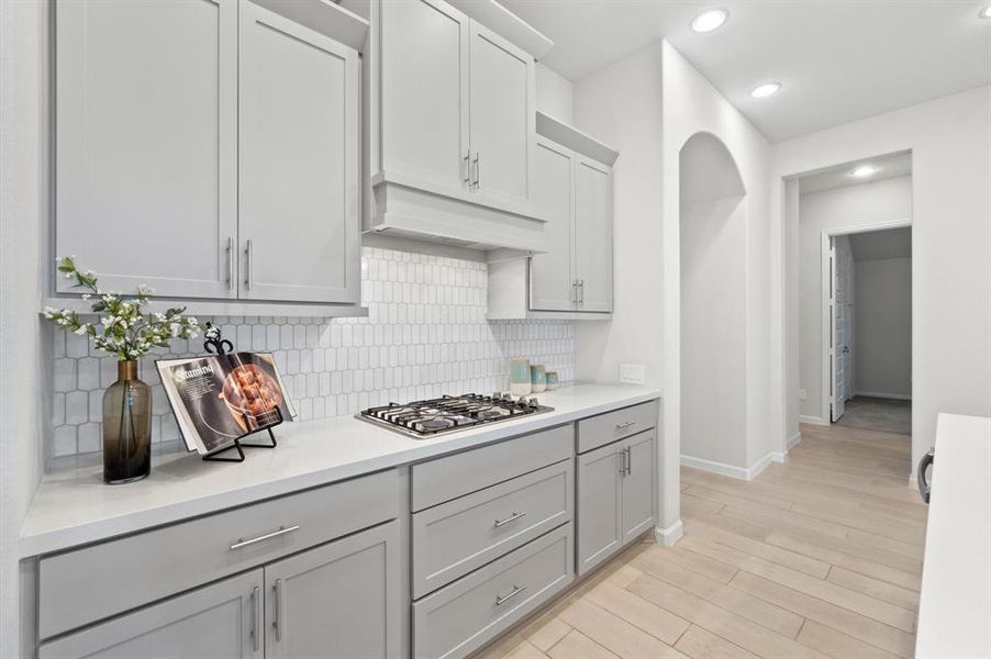 With its thoughtful layout and high-quality finishes, this kitchen is perfect for both casual family meals and hosting guests.