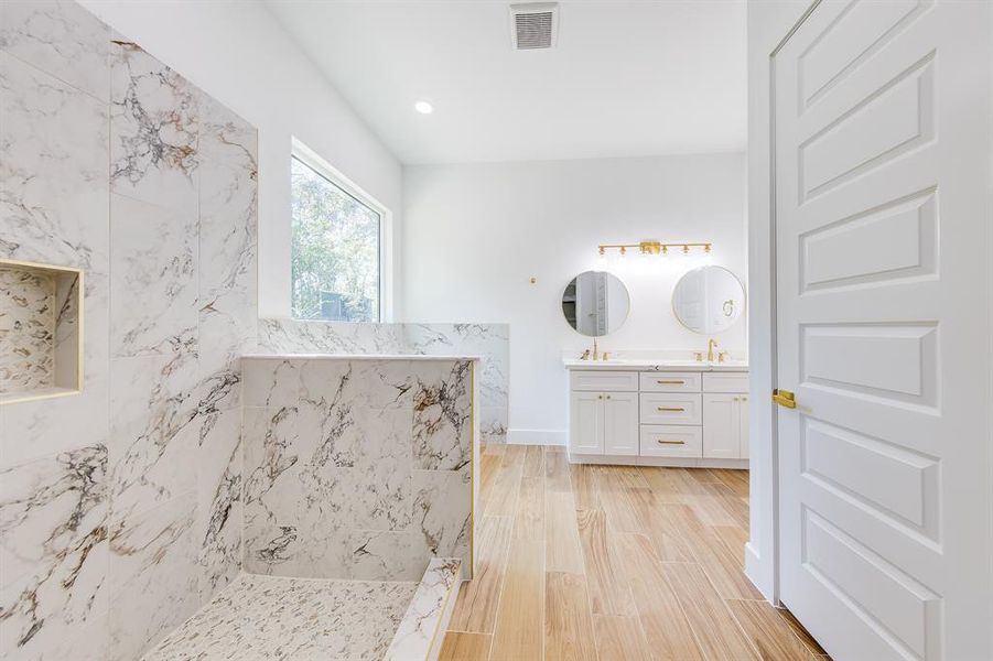 Step into a world of bright and welcoming ambiance with the awesome lighting in these bathrooms. Whether it’s soft and soothing for a calming retreat or bright and cheerful for your morning routine, the perfect lighting sets the mood for every moment.