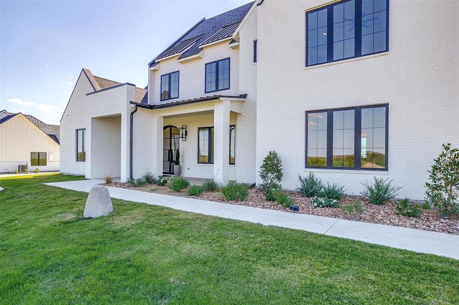 Modern contemporary style home featuring a front yard