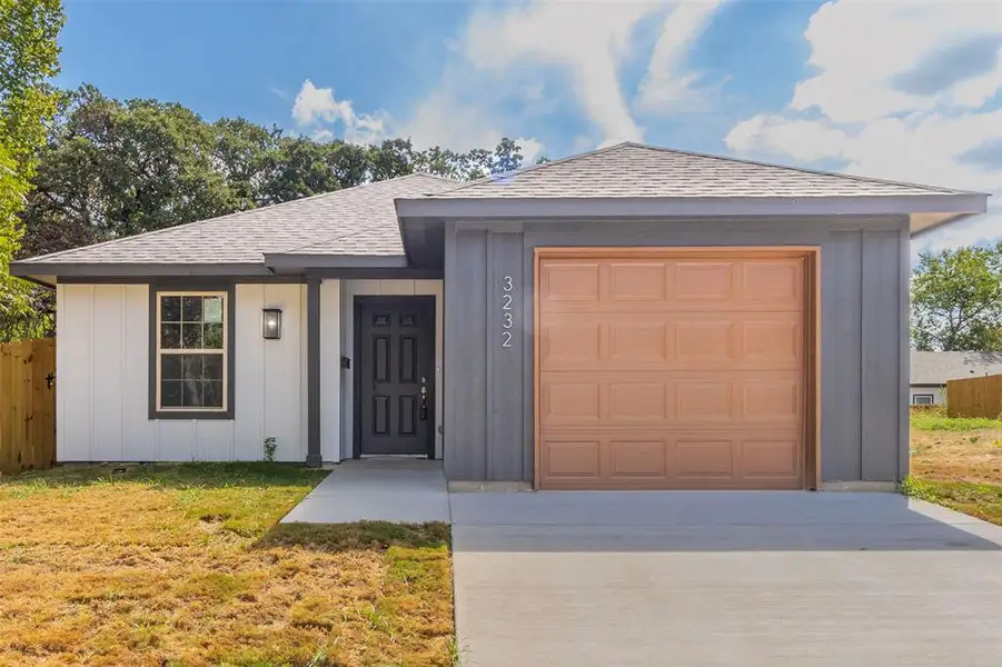 View of front of property featuring a front yard