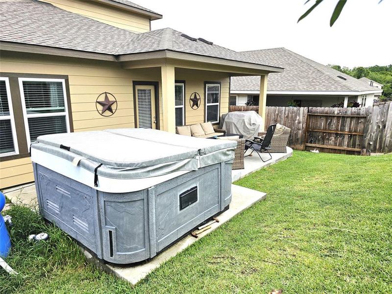 Hot tub conveys with property