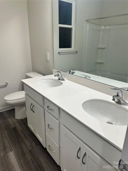 Double bowl secondary bathroom with tub/shower