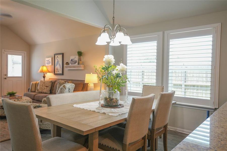 Light and bright diningroom