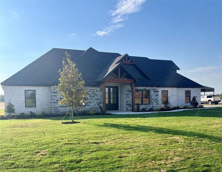 View of front facade with a front lawn