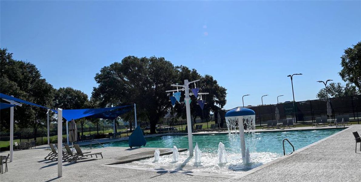 Community pool and many other amenities in Bentwater!