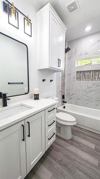 Full hallway bathroom with vinyl flooring, tiled shower / bath