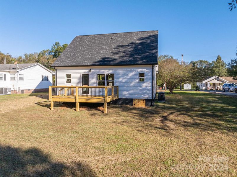 Big backyard with large deck, perfect for entertaining!