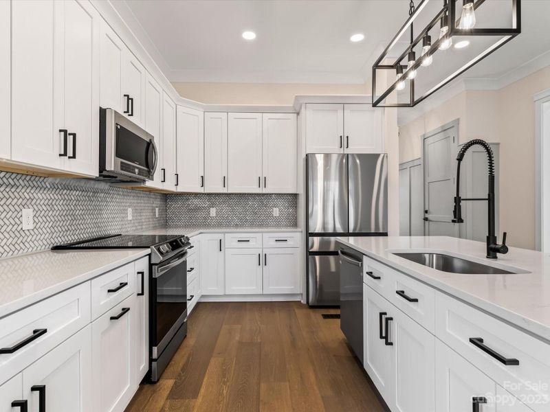 Gourmet Kitchen w/Hardwood Shaker Cabinets