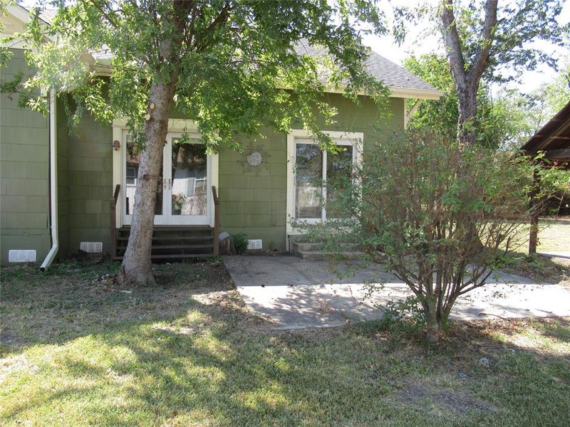 Obstructed view of property featuring a front lawn