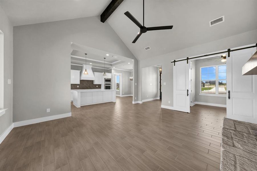 living room featuring a barn door, ceiling fan,