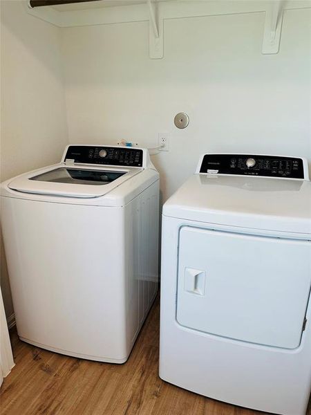 Frigidaire Washer & Dryer Included!
