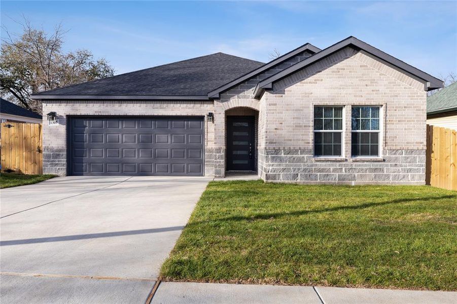 New construction Single-Family house 1307 E Myrtle Street, Fort Worth, TX 76104 - photo