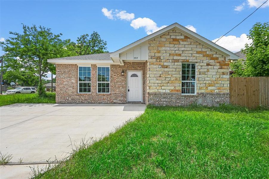 New construction Single-Family house 707 N Brazos Avenue, Cleburne, TX 76031 - photo