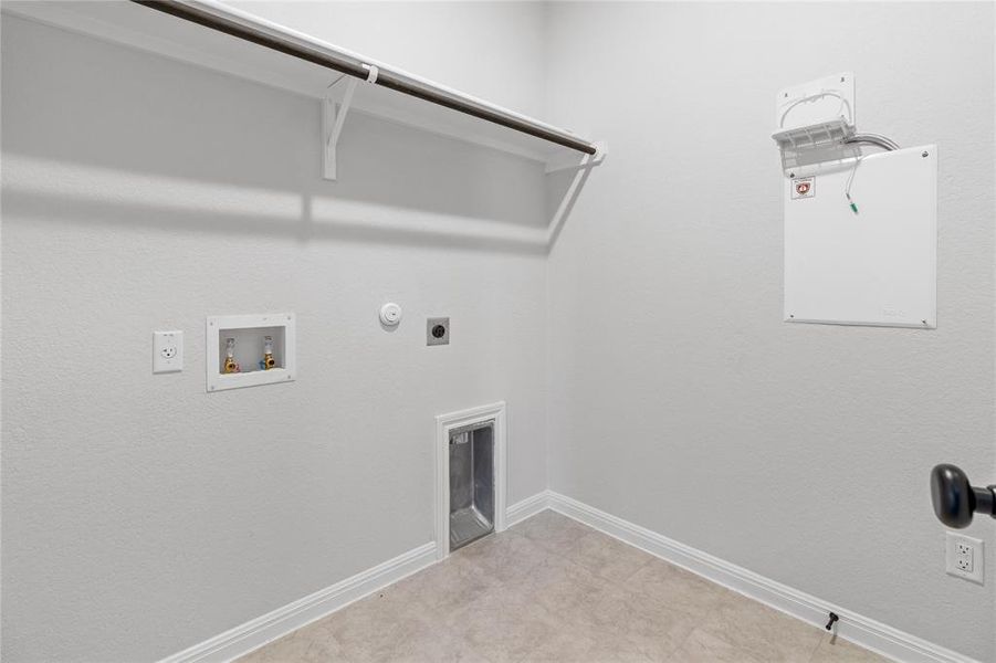 Large size laundry room on the 1st floor.