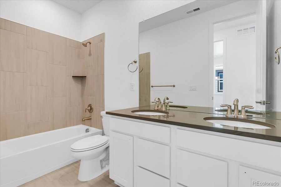 Bathroom with Dual Vanity for Secondary Bedrooms