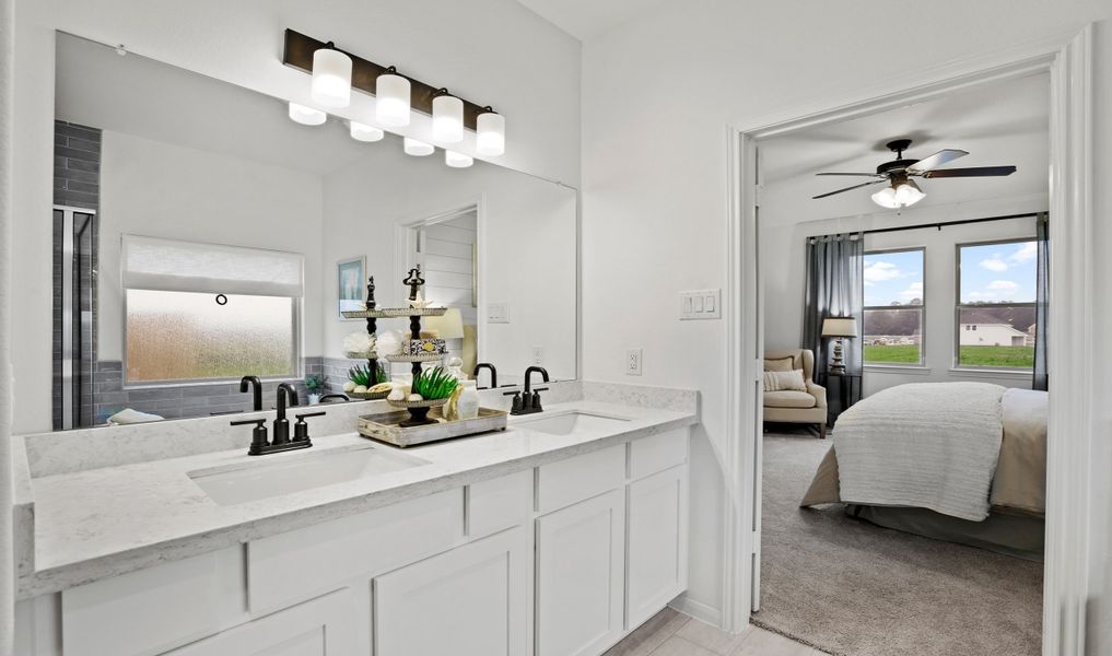 Owner's bath with dual sinks