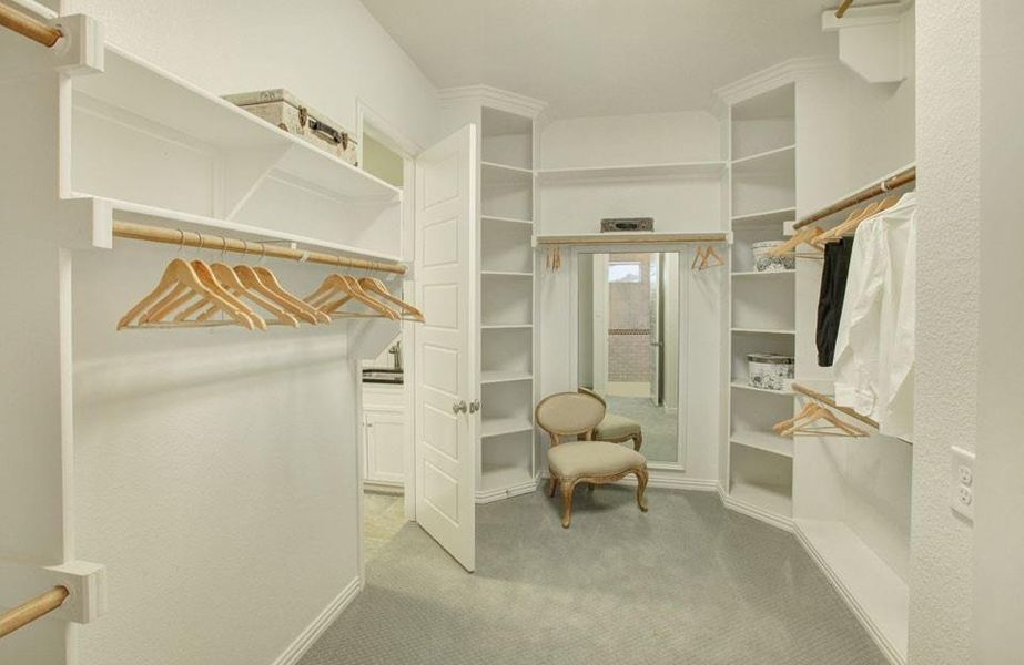 Walk-In-Closet