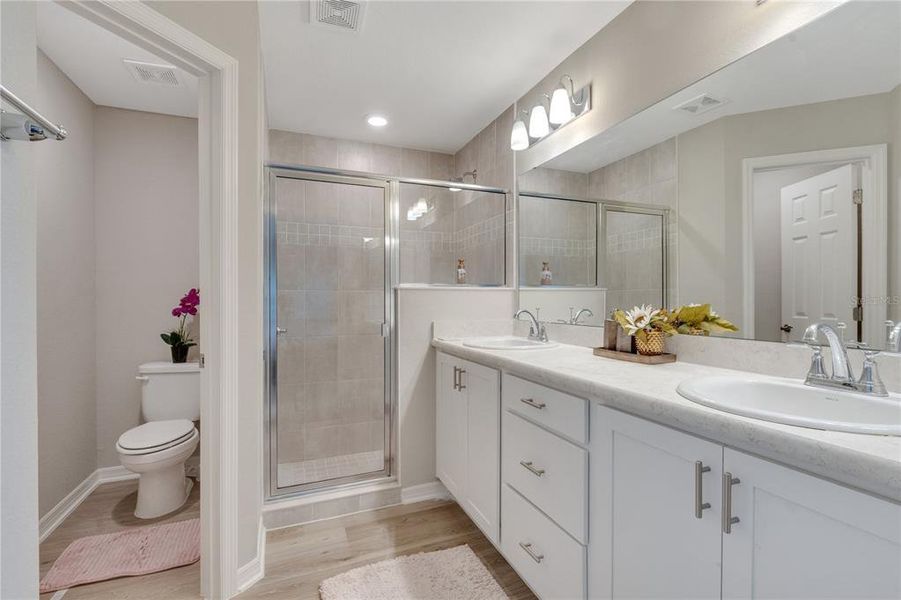 OWNER'S BATHROOM