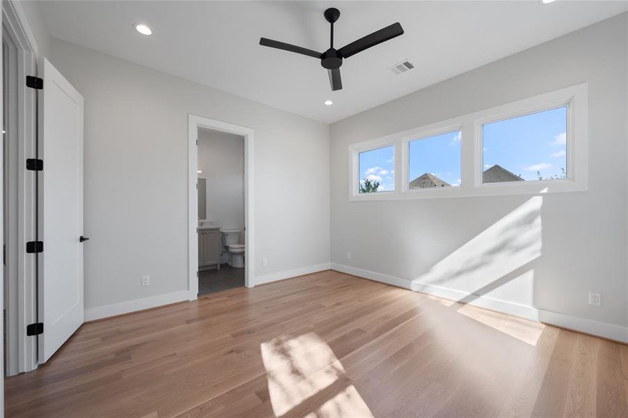 Guest bedroom with private en suite bath