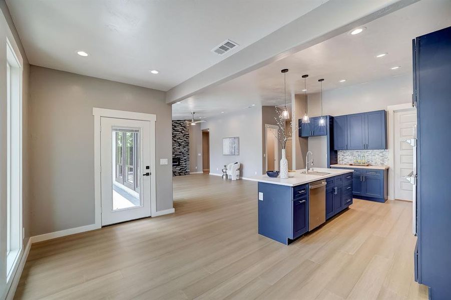 Large open floorplan - gorgeous kitchen