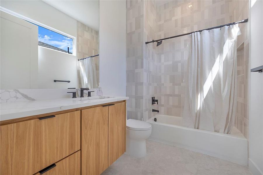 Full bathroom featuring vanity, toilet, and shower / bath combo