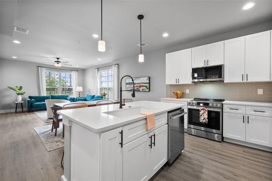 Kitchen (stock photos of the model, colors may vary)