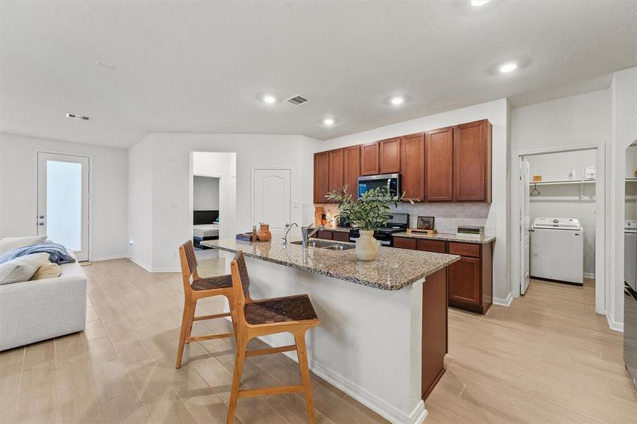 Kitchen w/ island seating