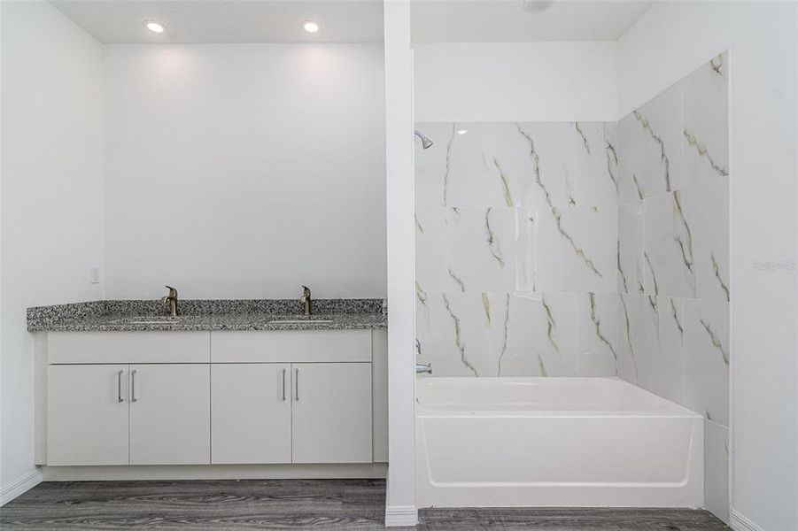 Master bathroom w/double sinks, tub