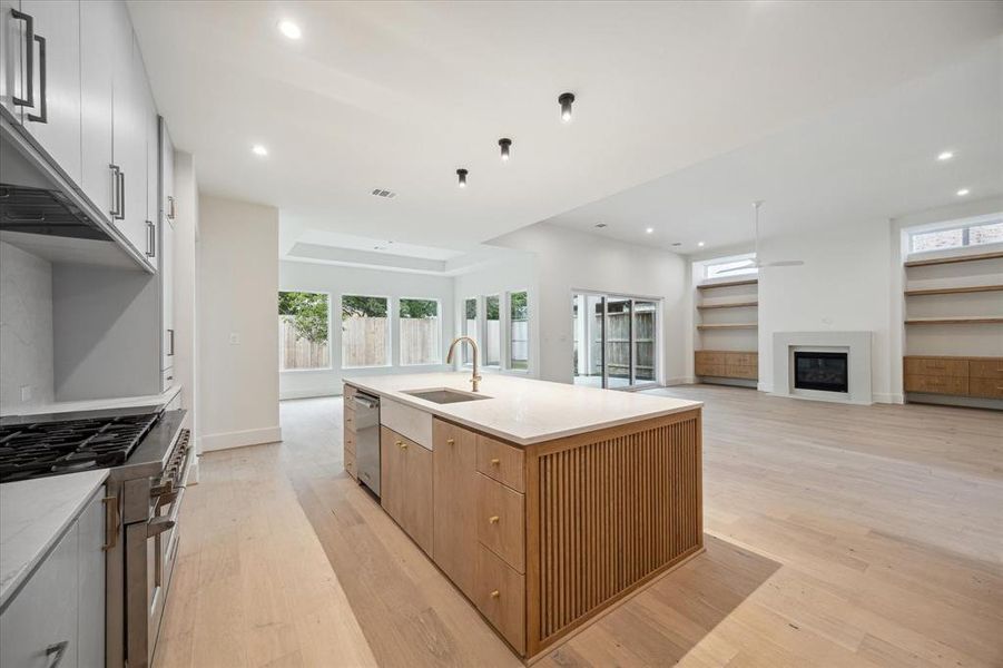 The oversized island with wood detail, provides an entertaining hub for parties, and the counter bar is great for quick meals and for keeping the chef company.