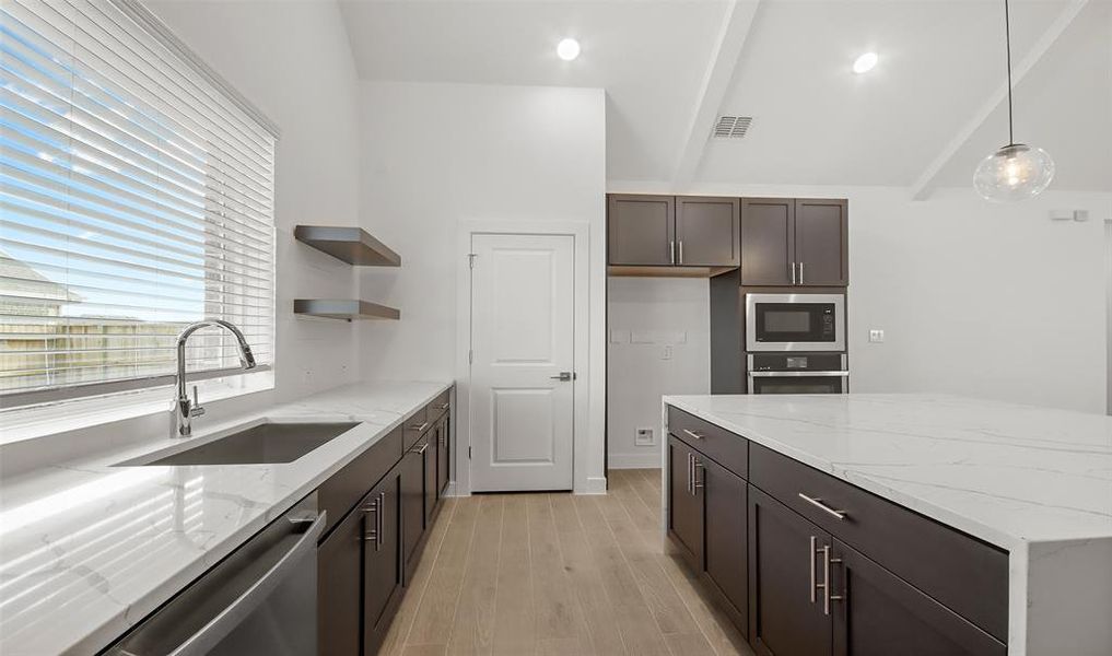 Lots of storage space in kitchen