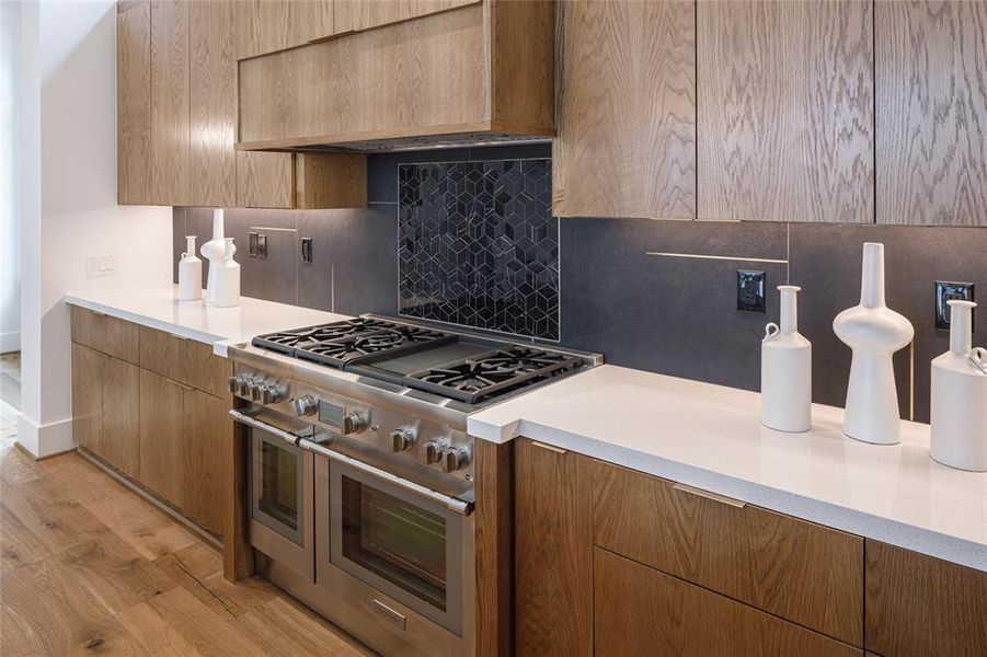 Double oven and gas range with unique tile back splash