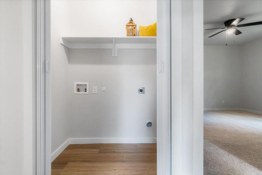 Laundry room featuring ceiling fan, hookup for an electric dryer, hookup for a gas dryer, light hardwood / wood-style floors, and washer hookup