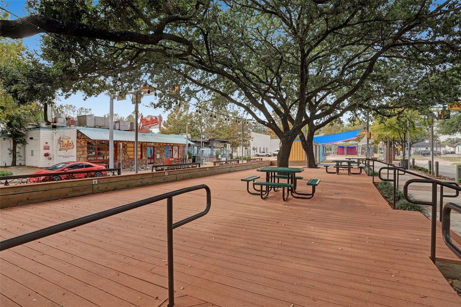 Situated in close proximity with Houston's largest employment centers: Downtown & The Medical Center, North Bryan Park is located along the border of EaDo & The Greater East End, an area rich in history with a incredible art scene, thriving businesses & some of the best eateries/ bars in town including those along Navigation Blvd that turns into a Farmers Market.The Discovery Green Park, Minute Maid Park, The Toyota Center & BBVA Compass stadium are all just moments away. Access the North Bryan Park communi