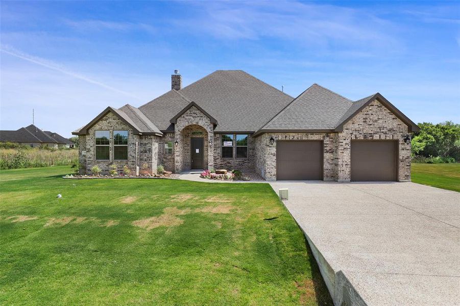 View of front facade with a garage and a front yard