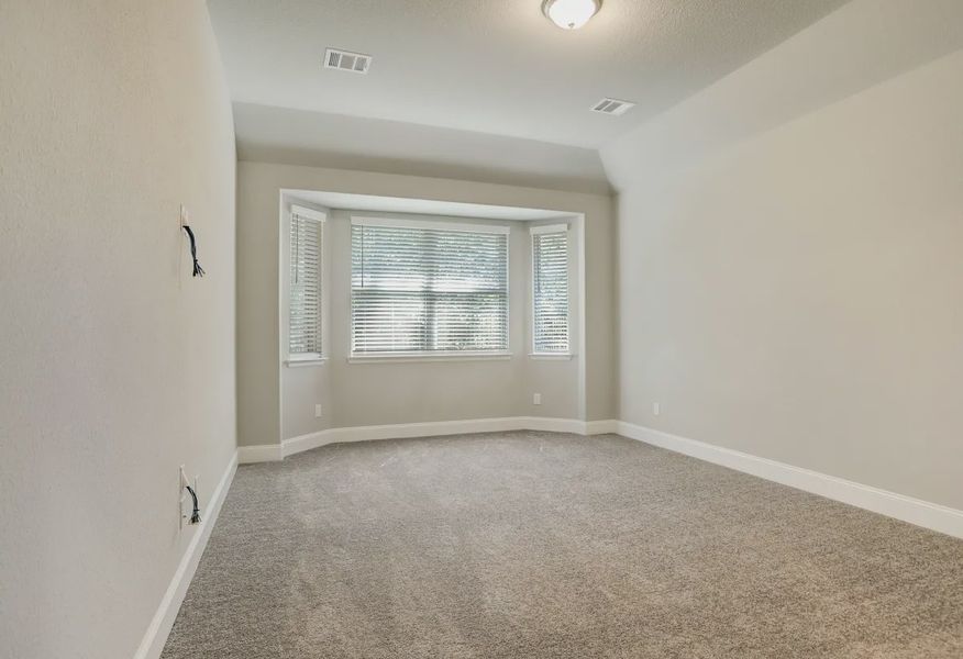 Primary bedroom with bay window - 7 of 7