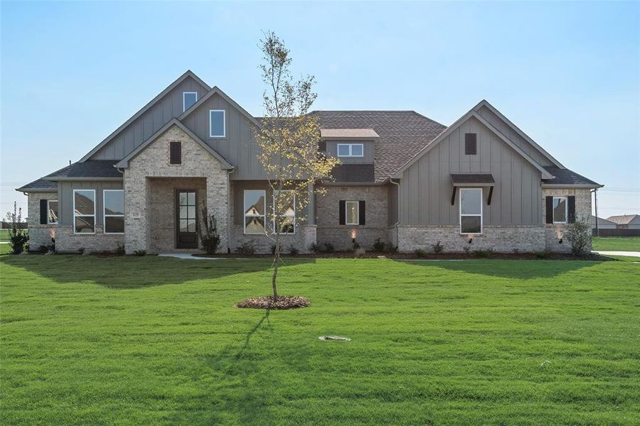 View of front of house featuring a front yard