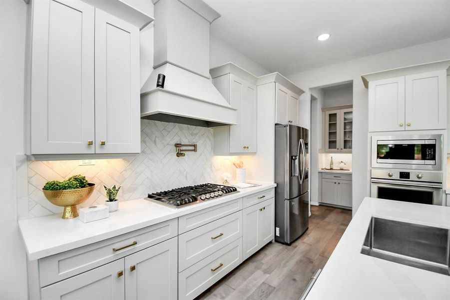 Step into this modern kitchen withlight cabinets, beautiful chevron tiletying in the tile at the entry of thehome, stainless steel appliances,upgraded large sink and plenty ofstorage from the uppers and lowersas well as storage in the island.