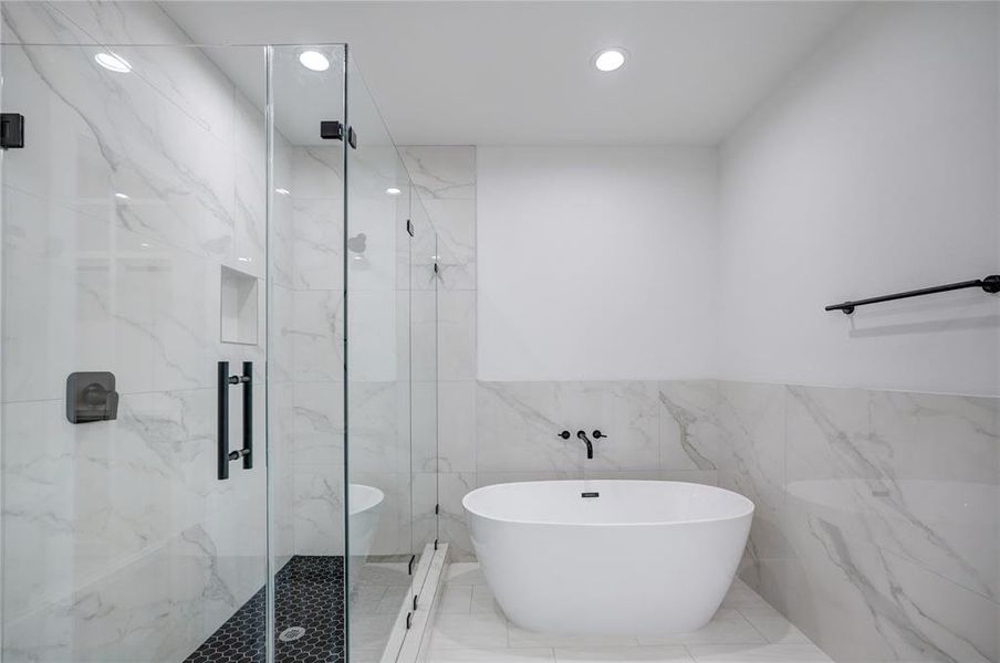 Frameless shower and soak-in bath tub