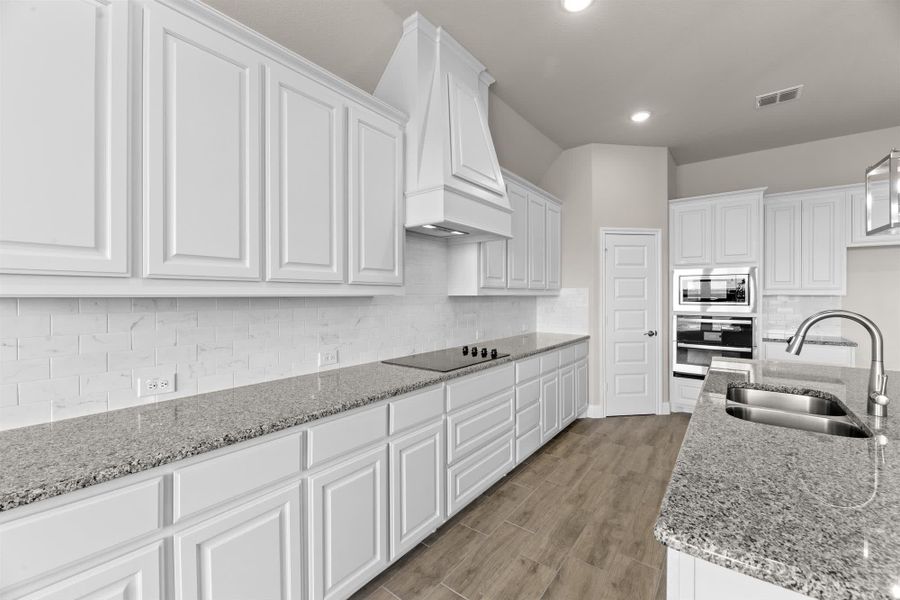 Kitchen | Concept 2796 at Massey Meadows in Midlothian, TX by Landsea Homes