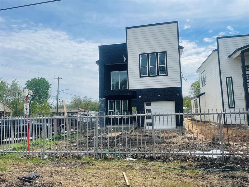 New construction Single-Family house 7998 Kenton Street, Houston, TX 77028 - photo